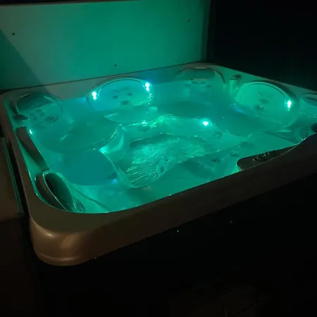 I Talvik Med Badstue Og Jacuzzi ألتا