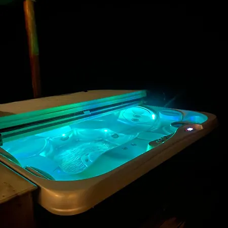 I Talvik Med Badstue Og Jacuzzi 펜션 알타